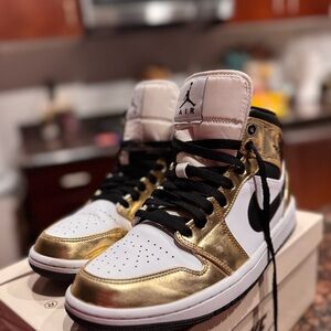 Air Jordan 1 Mid metallic gold & black sneakers